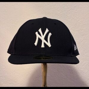 New York Yankees Low Profile 59FIFTY Fitted Cap in Navy Blue- size 7 1/2